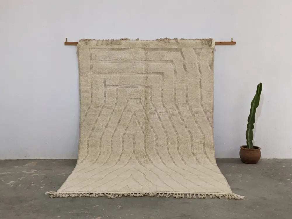 Beige moroccan handmade beni ouarain rug with geometric pattern and fringed edges 300 x 200 cm from DecorBites