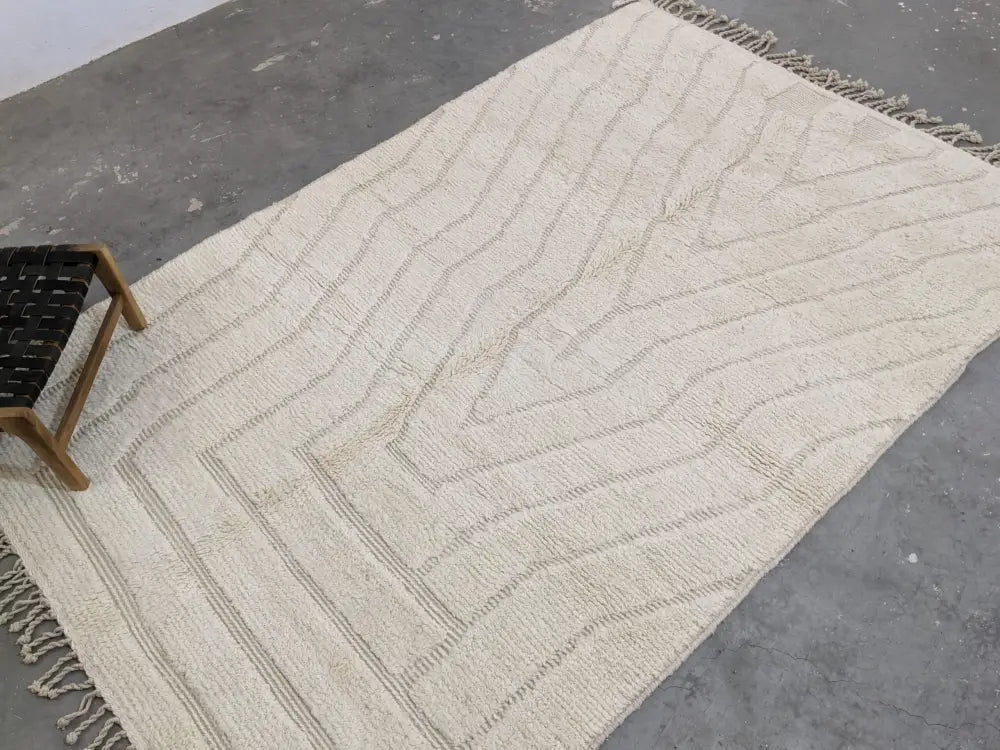 Decorbites™ moroccan handmade beni ouarain rug in cream with textured wavy geometric patterns and fringed edges 300 x 200 cm