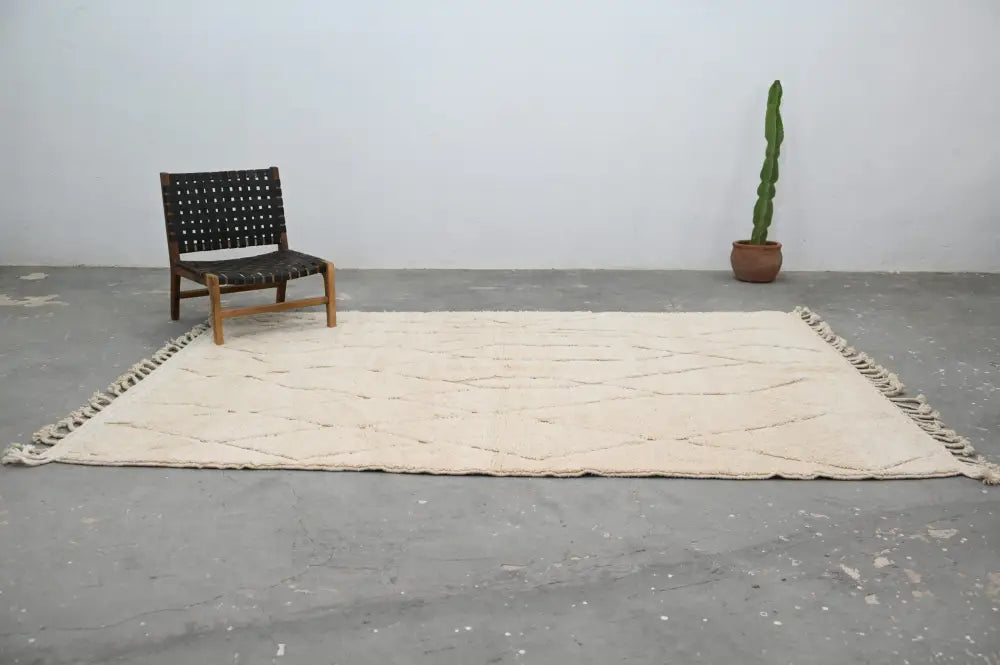 Cream-colored moroccan handmade beni ouarain rug with geometric diamond pattern and fringed edges 300 x 211 cm