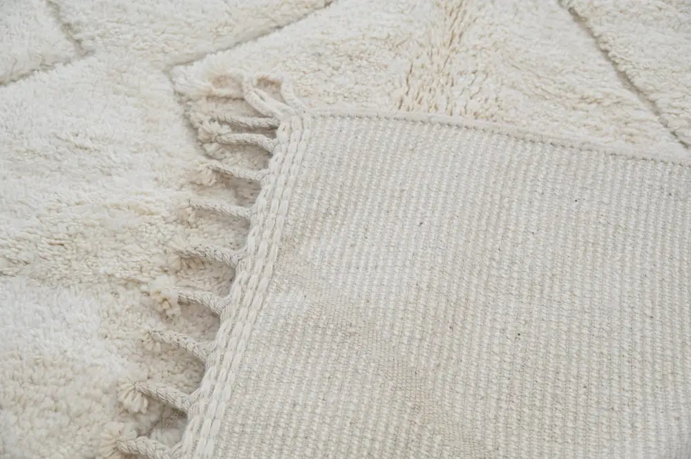 Decorbites™ moroccan handmade beni ouarain rug in cream color with plush wool texture and fringed edges 300 x 212 cm