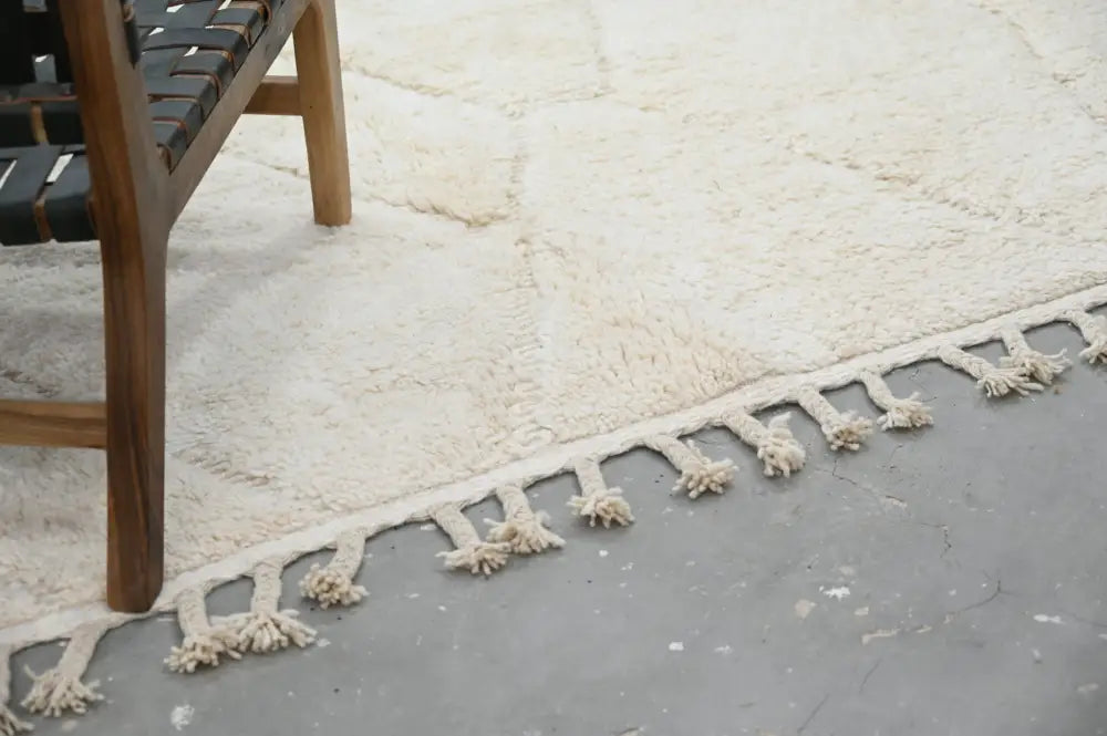 Cream-colored plush wool beni ouarain rug with hand-tied tassel fringe moroccan handmade traditional design