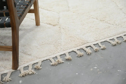 Cream-colored plush wool beni ouarain rug with hand-tied tassel fringe moroccan handmade traditional design