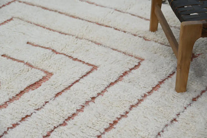 Cream-colored beni ouarain rug with geometric dusty rose red zigzag pattern moroccan handmade traditional design