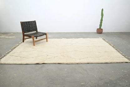 Cream-colored moroccan handmade beni ouarain rug with textured wool and geometric patterns with fringed edges 302 x 200 cm