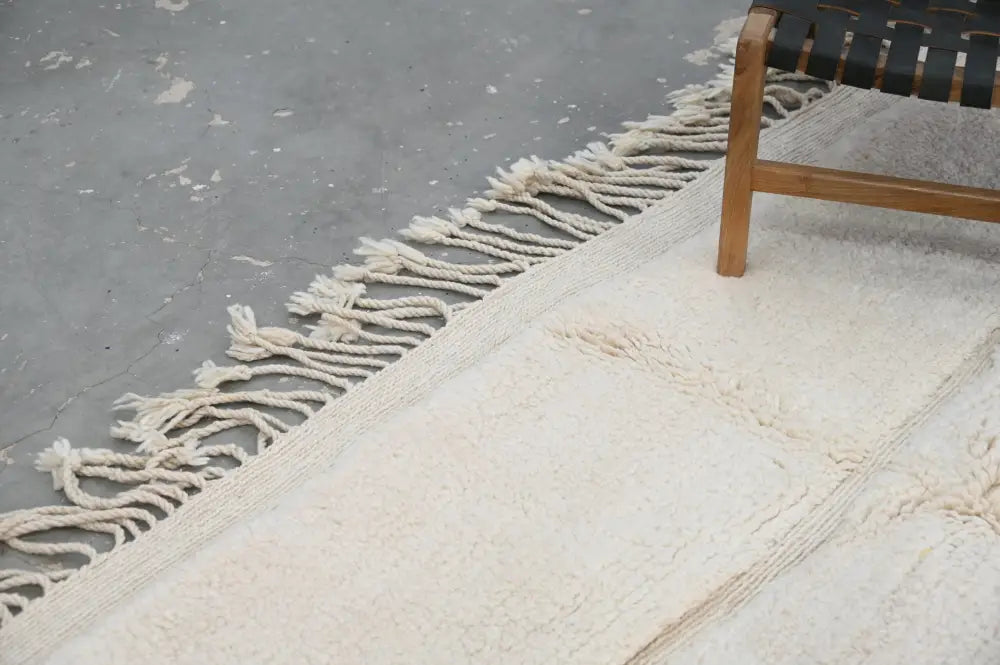 Cream-colored beni ouarain rug with thick textured wool and long fluffy fringe from decorbites™ collection 303 x 205 cm