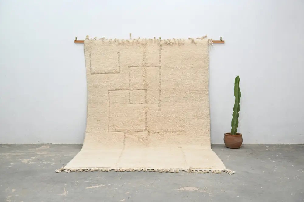 Beige wool beni ouarain rug with geometric pattern and fringed edges from decorbites™ measuring 307 x 205 cm