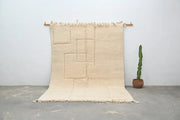 Beige wool beni ouarain rug with geometric pattern and fringed edges from decorbites™ measuring 307 x 205 cm