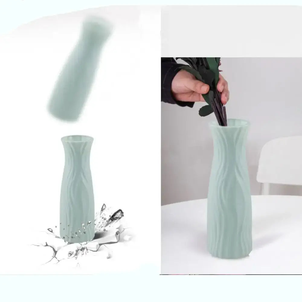 Eine elegante hellgrüne einfarbig Plastikblumenvasen mit wellenförmiger texturierter Oberfläche für die Hausdekoration von Decorbites™
