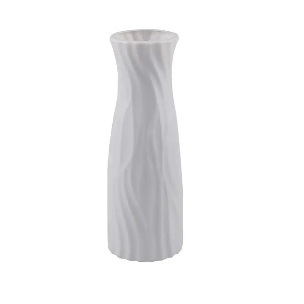 Eine elegante weiße einfarbig Plastikblumenvasen mit modernem gedrehtem Design für die Hausdekoration von Decorbites