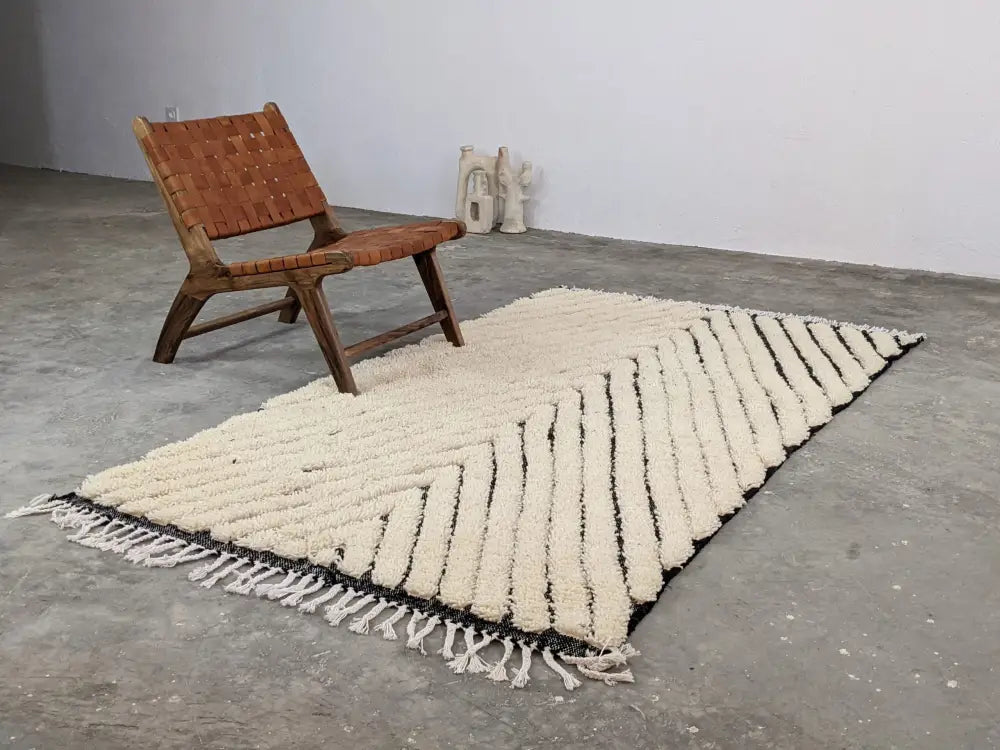 Cream-colored textured wool tapis beni ouarain with black diagonal stripes and white fringe 245 x 146 cm by decorbites