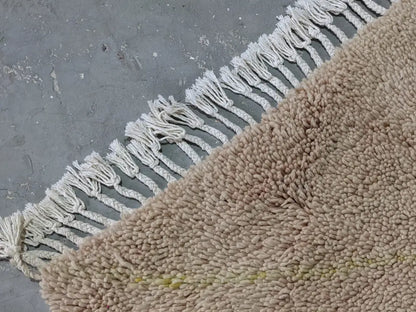 Beige plush-textured tapis beni ouarain rug with white tassel fringe from DecorBites™ 250 x 154 cm