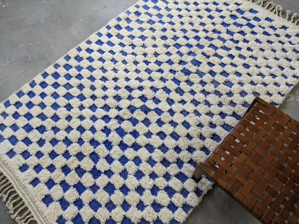 Blue and cream checkered wool beni ouarain tapis beni ouarain rug with fringed edges by DecorBites™ 260 x 170 cm