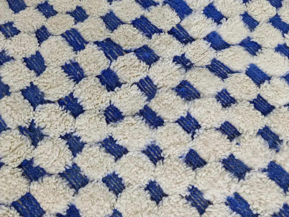 Blue and cream checkered wool tapis beni ouarain rug with a plush textured surface by decorbites measuring 260 x 170 cm