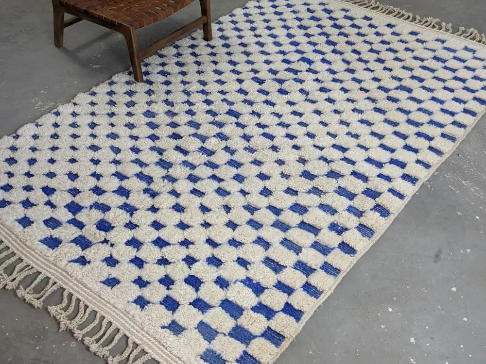 Blue and white checkered moroccan-style tapis beni ouarain rug with fringed edges by DecorBites™ 260 x 170 cm