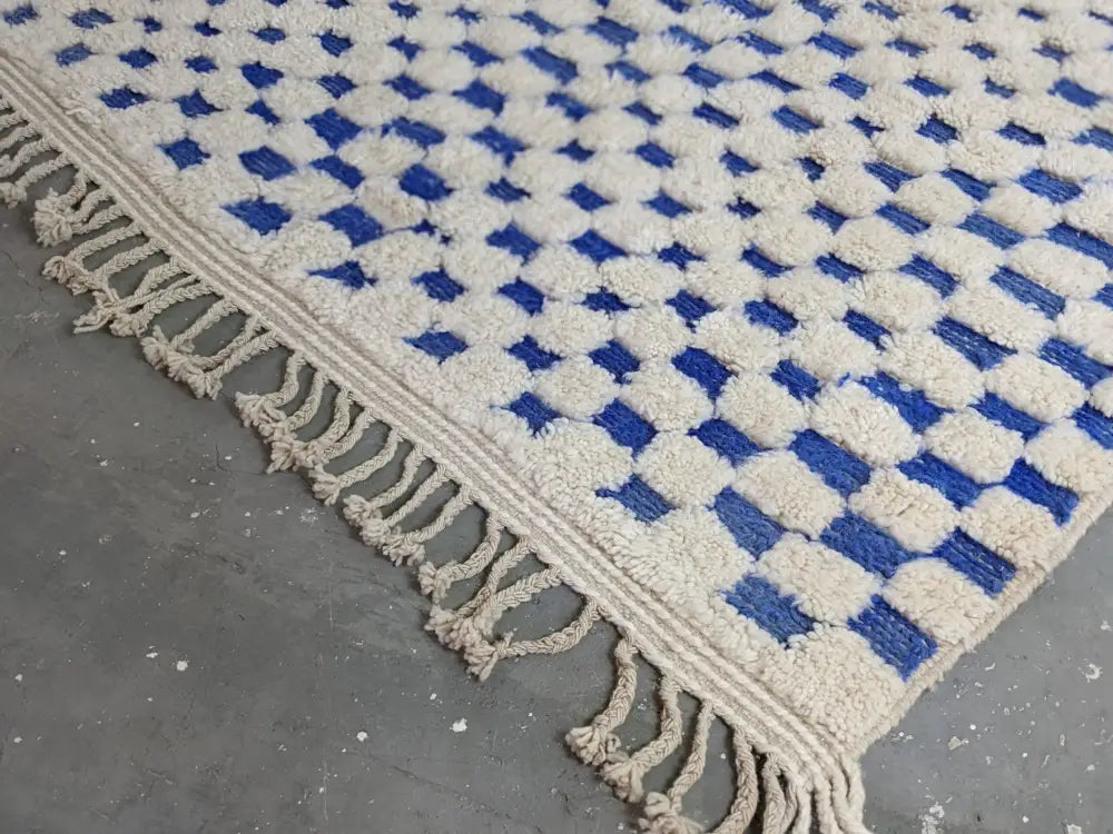 Cream and blue checkered beni ouarain tapis beni ouarain rug with fringed edges by DecorBites measuring 260 x 170 cm