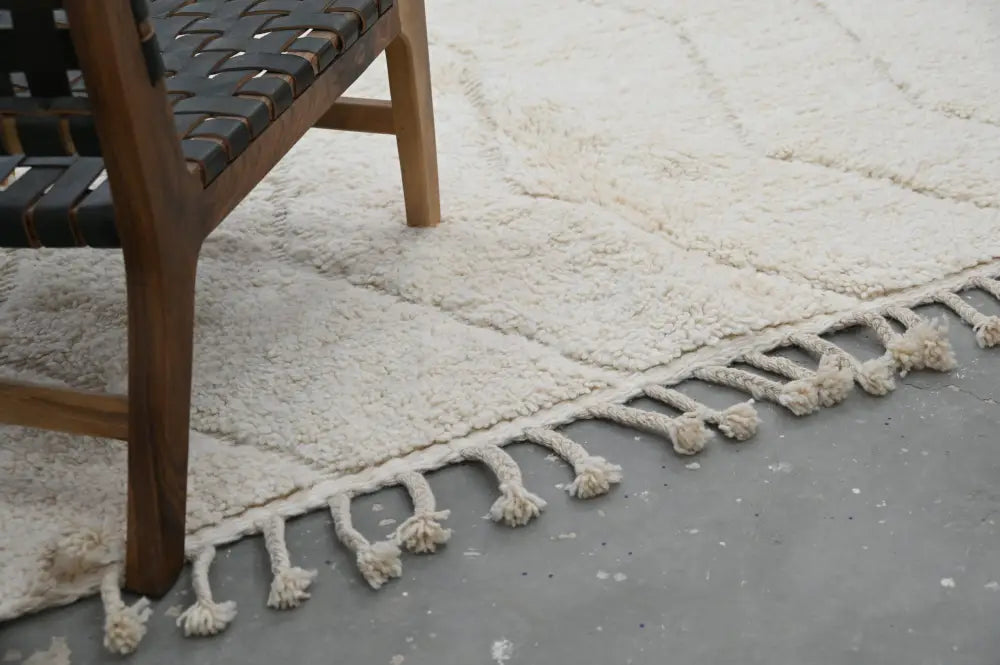 Cream-colored plush wool tapis beni with geometric pattern and tasseled fringe from DecorBites beni ouarain collection