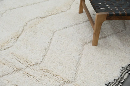 Cream-colored shaggy tapis beni ouarain with geometric dark cream pattern from decorbites™ 290 x 205 cm