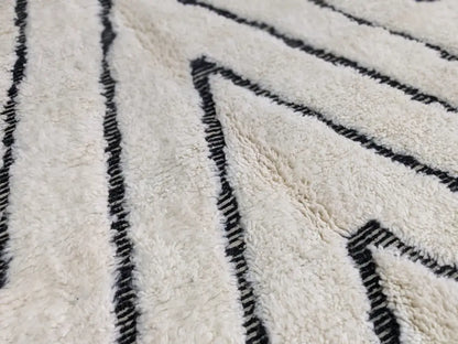 Cream-colored plush wool tapis beni ouarain rug with bold black geometric zigzag patterns 290 x 213 cm