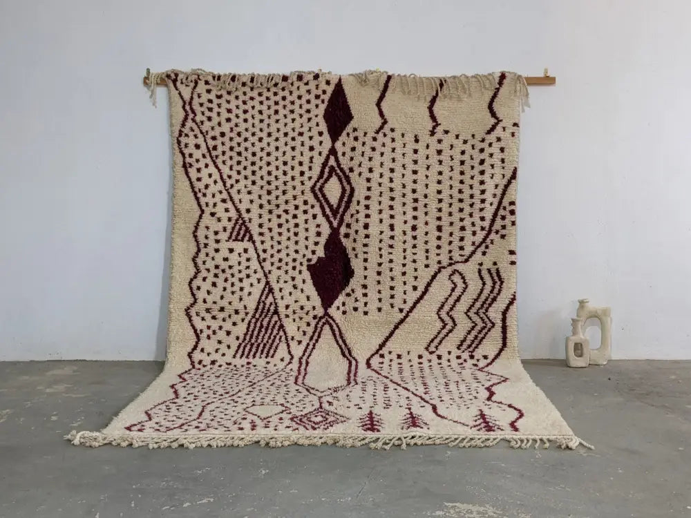 Beige and burgundy geometric-patterned wool tapis beni ouarain with fringed edges from decorbites™ traditional collection