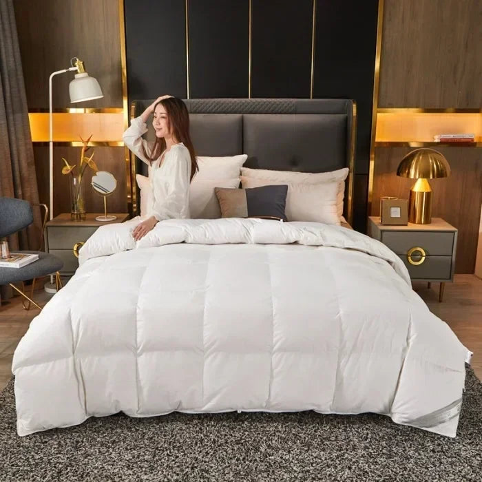 White quilted down duvet with 95 white goose down and plush texture for warm five-star hotel use