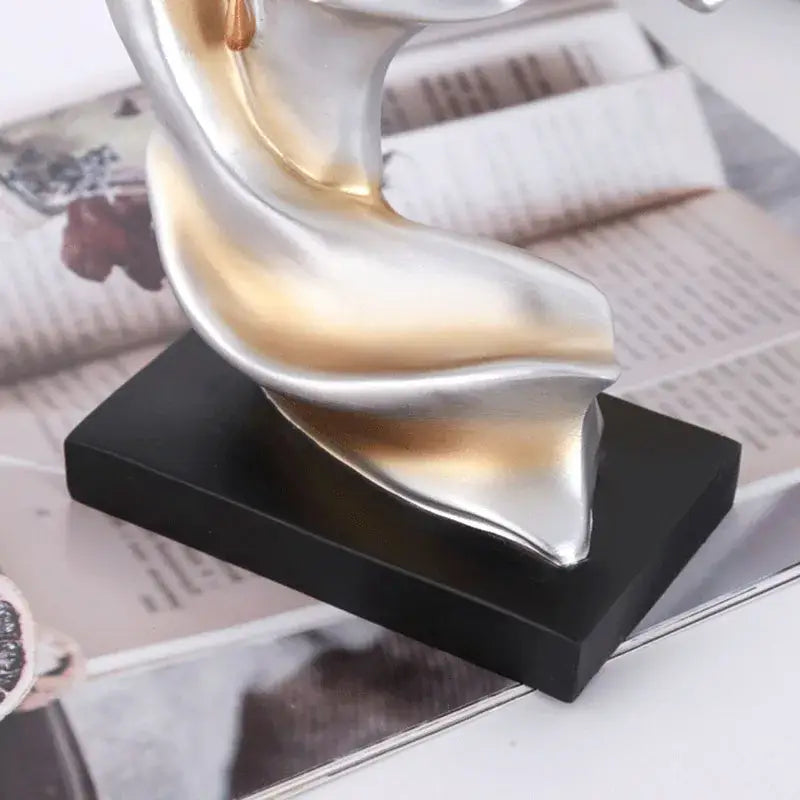 Abstract sculpture of elegant 26cm resin kissing couple in silver and gold finish for home decor