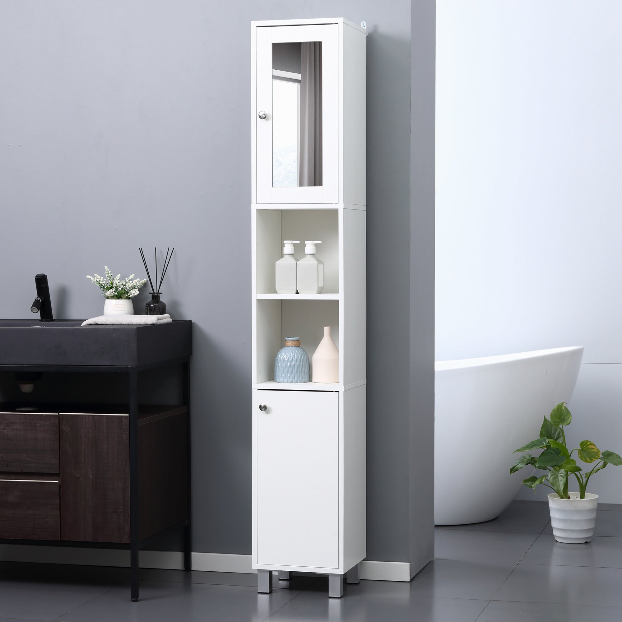 Hohes Badezimmerschrank mit Spiegel