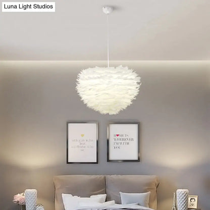 Lámpara de techo colgante de plumas en blanco, gris y rosa para una iluminación moderna en el dormitorio. Disponible en tela y con 4 luces.