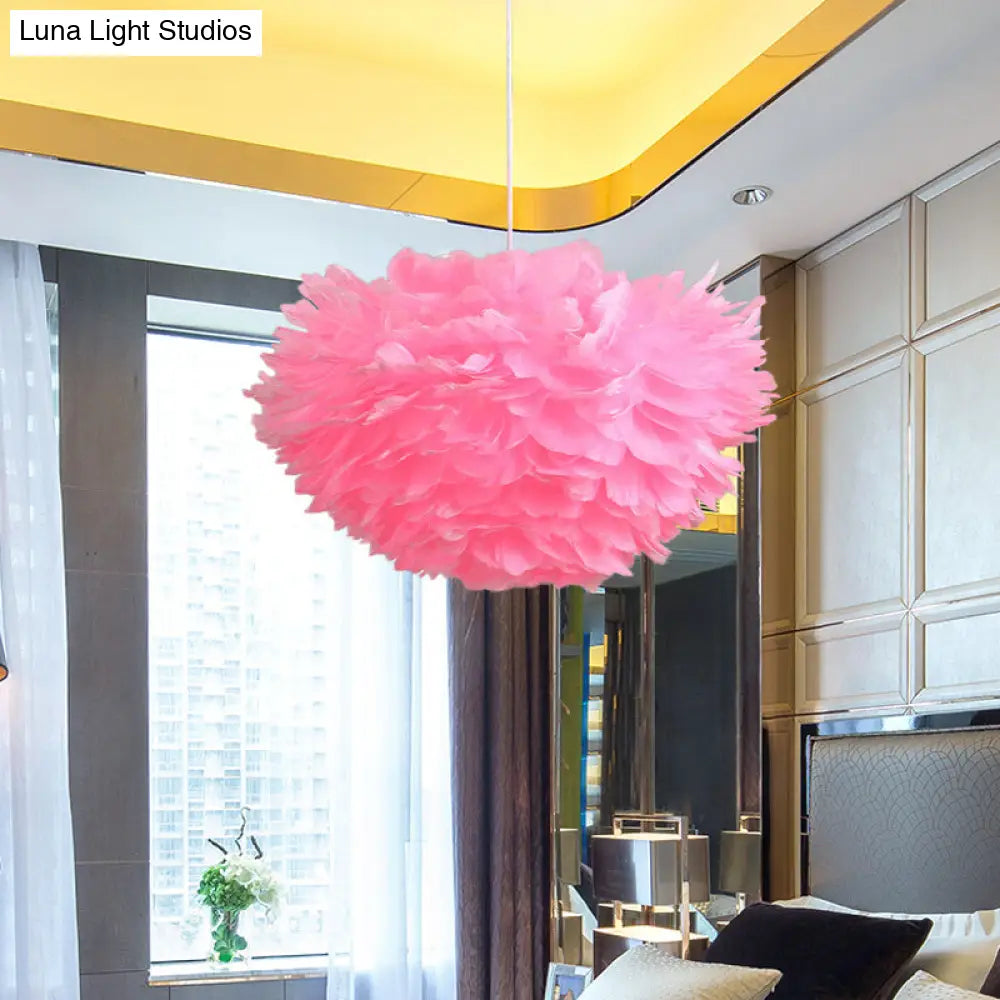 Lámpara de techo colgante de plumas en blanco, gris y rosa para una iluminación moderna en el dormitorio. Disponible en tela y con 4 luces.