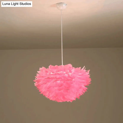 Lámpara de techo colgante de plumas en blanco, gris y rosa para una iluminación moderna en el dormitorio. Disponible en tela y con 4 luces.