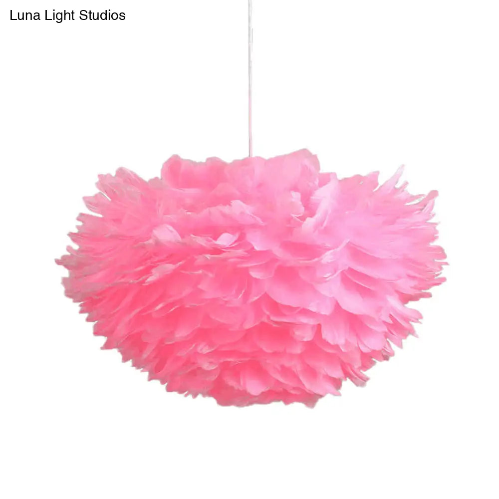 Lámpara de techo colgante de plumas en blanco, gris y rosa para una iluminación moderna en el dormitorio. Disponible en tela y con 4 luces.