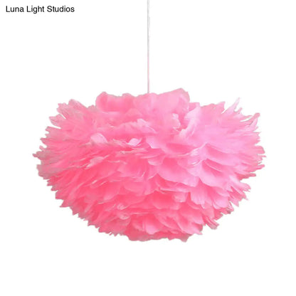 Lámpara de techo colgante de plumas en blanco, gris y rosa para una iluminación moderna en el dormitorio. Disponible en tela y con 4 luces.