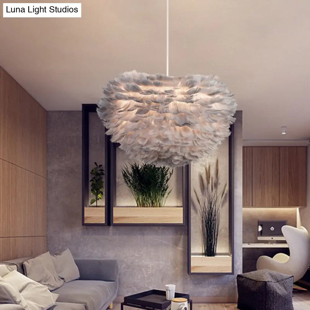 Lámpara de techo colgante de plumas en blanco, gris y rosa para una iluminación moderna en el dormitorio. Disponible en tela y con 4 luces.