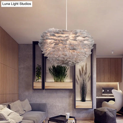 Lámpara de techo colgante de plumas en blanco, gris y rosa para una iluminación moderna en el dormitorio. Disponible en tela y con 4 luces.