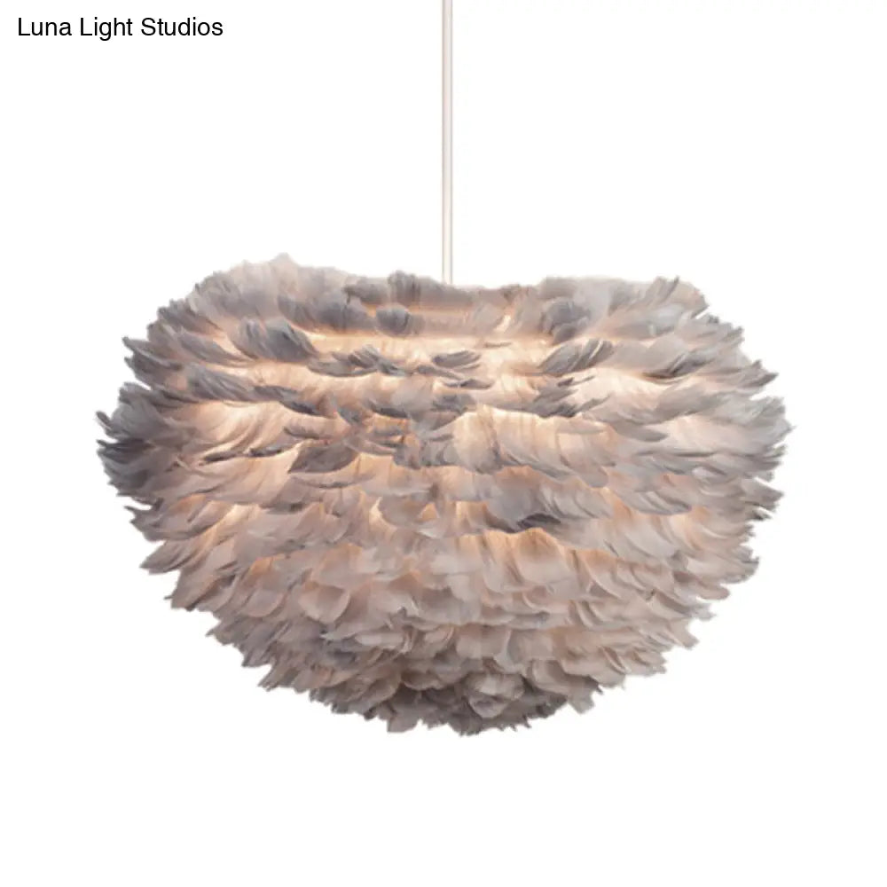 Lámpara de techo colgante de plumas en blanco, gris y rosa para una iluminación moderna en el dormitorio. Disponible en tela y con 4 luces.