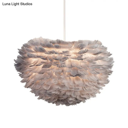 Lámpara de techo colgante de plumas en blanco, gris y rosa para una iluminación moderna en el dormitorio. Disponible en tela y con 4 luces.
