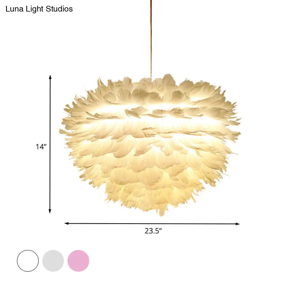 Lámpara de techo colgante de plumas en blanco, gris y rosa para una iluminación moderna en el dormitorio. Disponible en tela y con 4 luces.