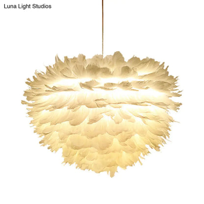 Lámpara de techo colgante de plumas en blanco, gris y rosa para una iluminación moderna en el dormitorio. Disponible en tela y con 4 luces.