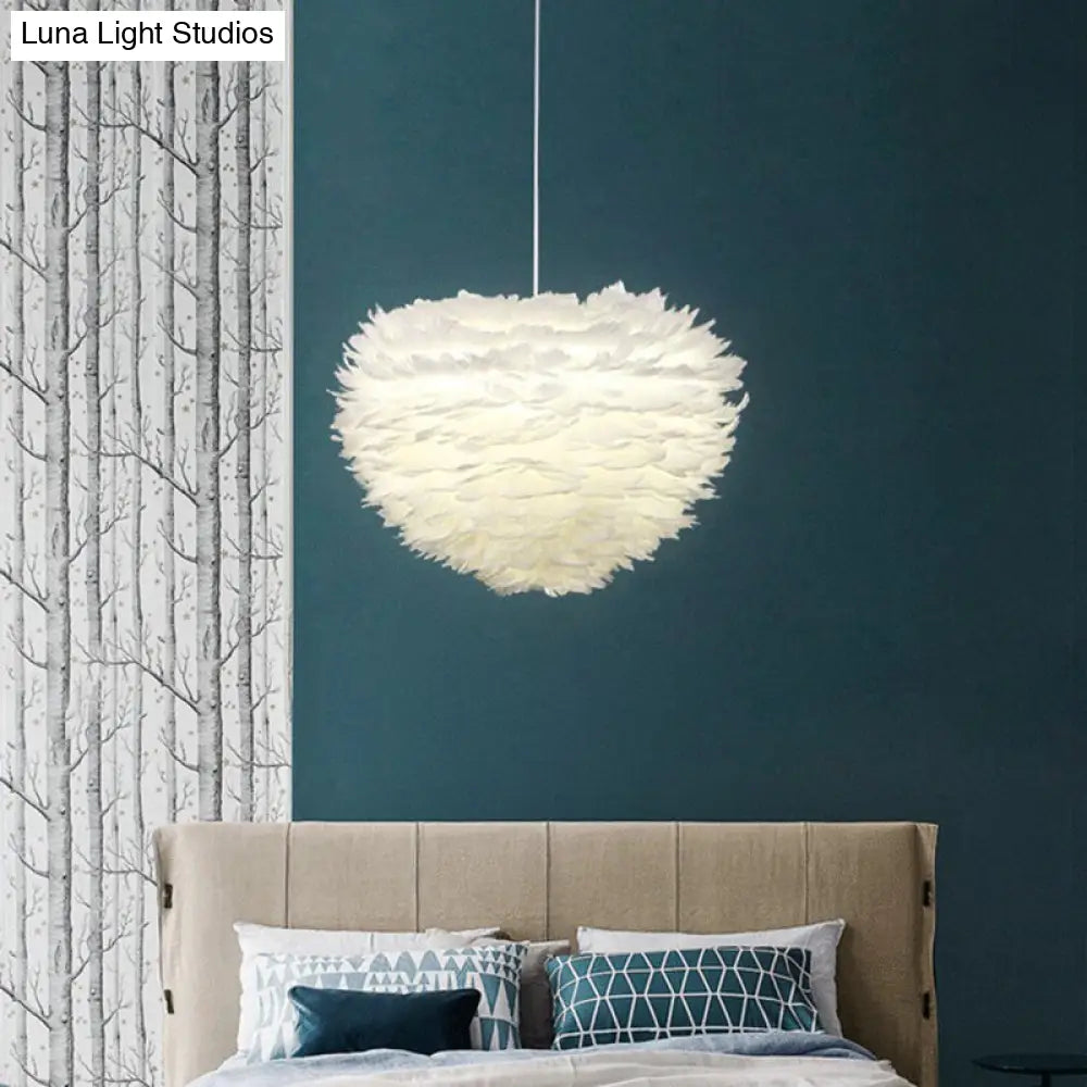 Lámpara de techo colgante de plumas en blanco, gris y rosa para una iluminación moderna en el dormitorio. Disponible en tela y con 4 luces.