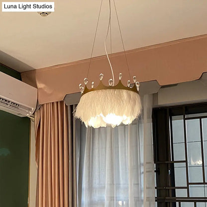 ثريا غرفة الطفل ذات التاج الريشي: مصباح معلق بسيط باللون الأبيض مع لمسات من الكريستال