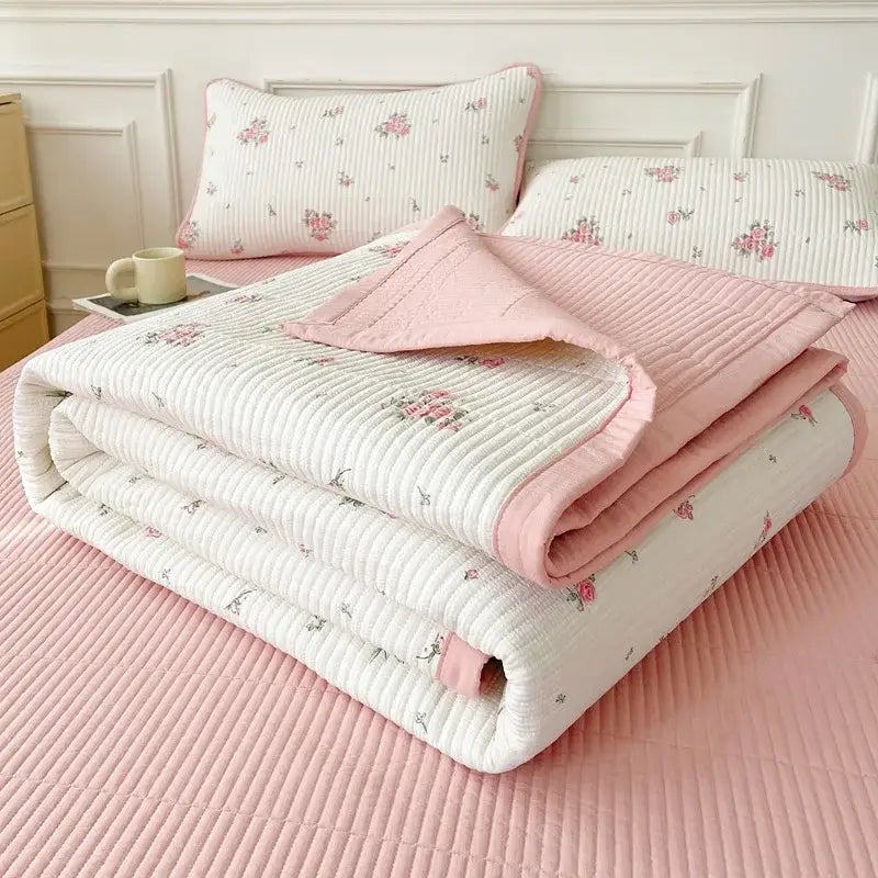 Pink and white quilted blanket with delicate floral pattern for decorbites cartoon small fresh bed sheets bedroom decor
