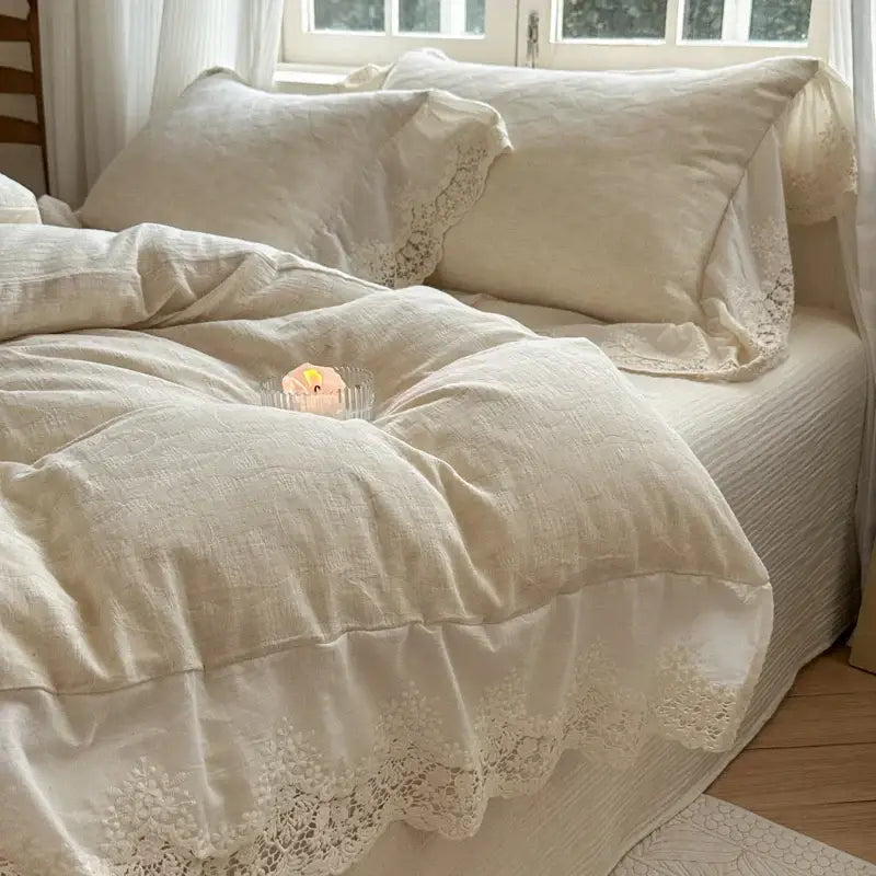 Cream-colored bedding set with delicate lace trim in decorbites jacquard linen cotton for elegant bedroom decor