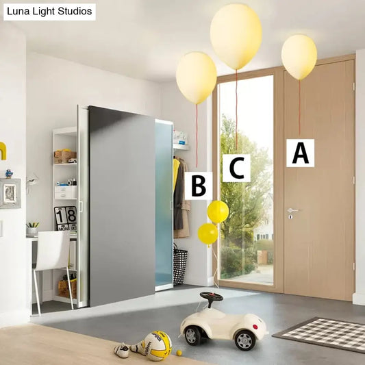 Lámpara de techo LED DecorBites™ para habitación de lactancia con diseño de globo blanco y cristal esmerilado