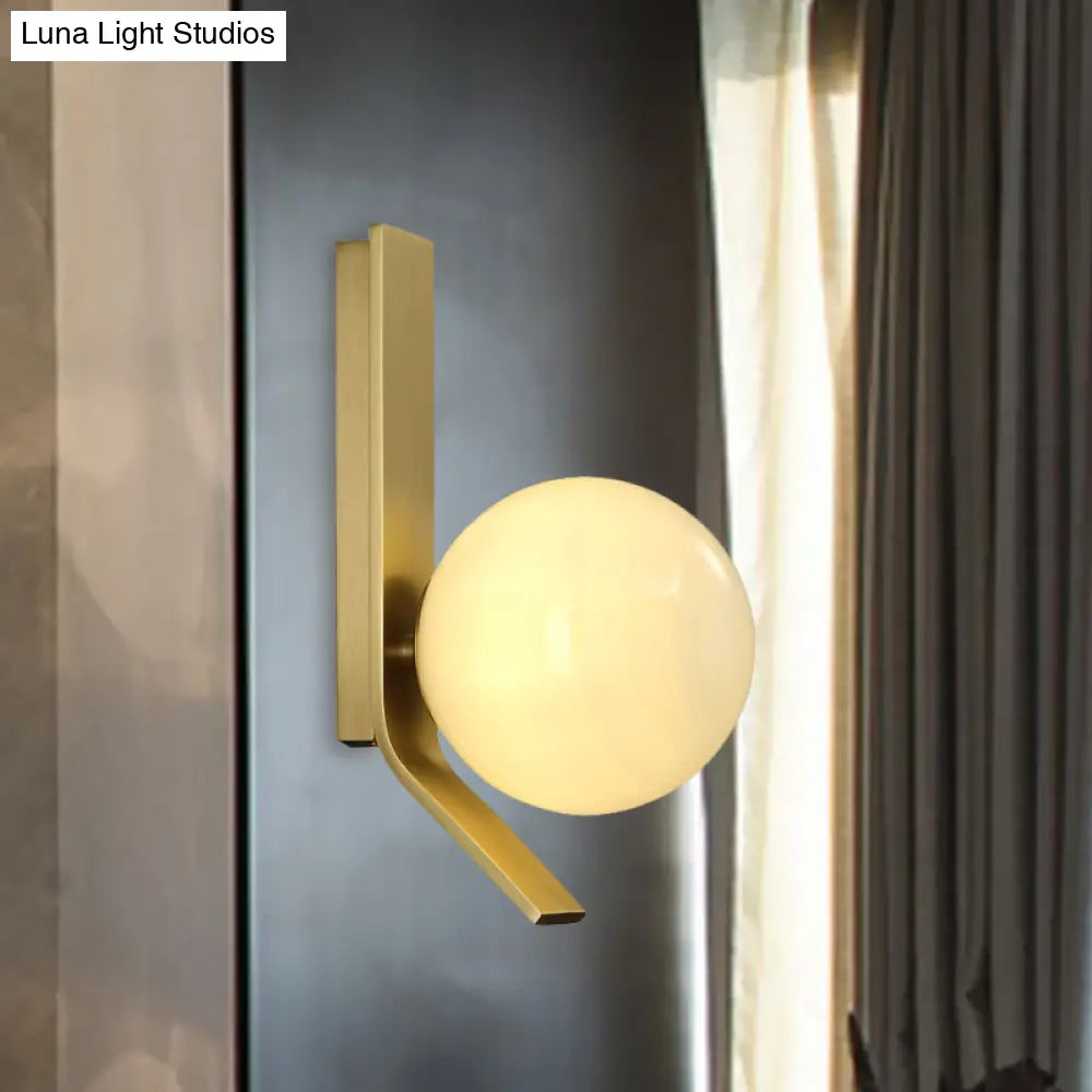 Aplique de pared DecorBites™ de cristal esmerilado: Lámpara de pared de latón de lujo con placa posterior de metal curvada