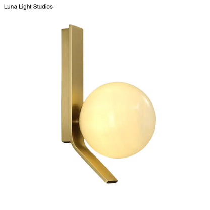 Aplique de pared DecorBites™ de cristal esmerilado: Lámpara de pared de latón de lujo con placa posterior de metal curvada