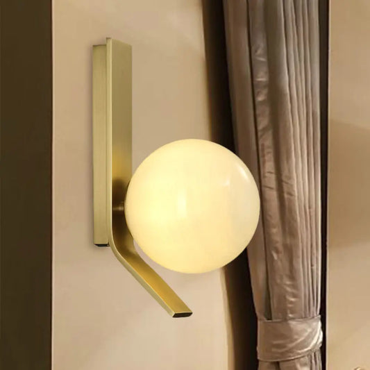 Aplique de pared DecorBites™ de cristal esmerilado: Lámpara de pared de latón de lujo con placa posterior de metal curvada