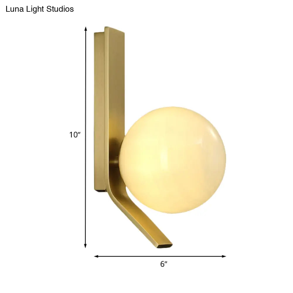 Aplique de pared DecorBites™ de cristal esmerilado: Lámpara de pared de latón de lujo con placa posterior de metal curvada