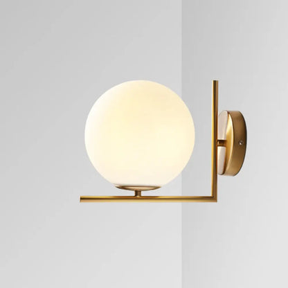 Aplique de pared DecorBites™ con bola de cristal blanco esmerilado y brazo dorado - Lámpara de pared minimalista de 1 cabezal (luz cálida/blanca)