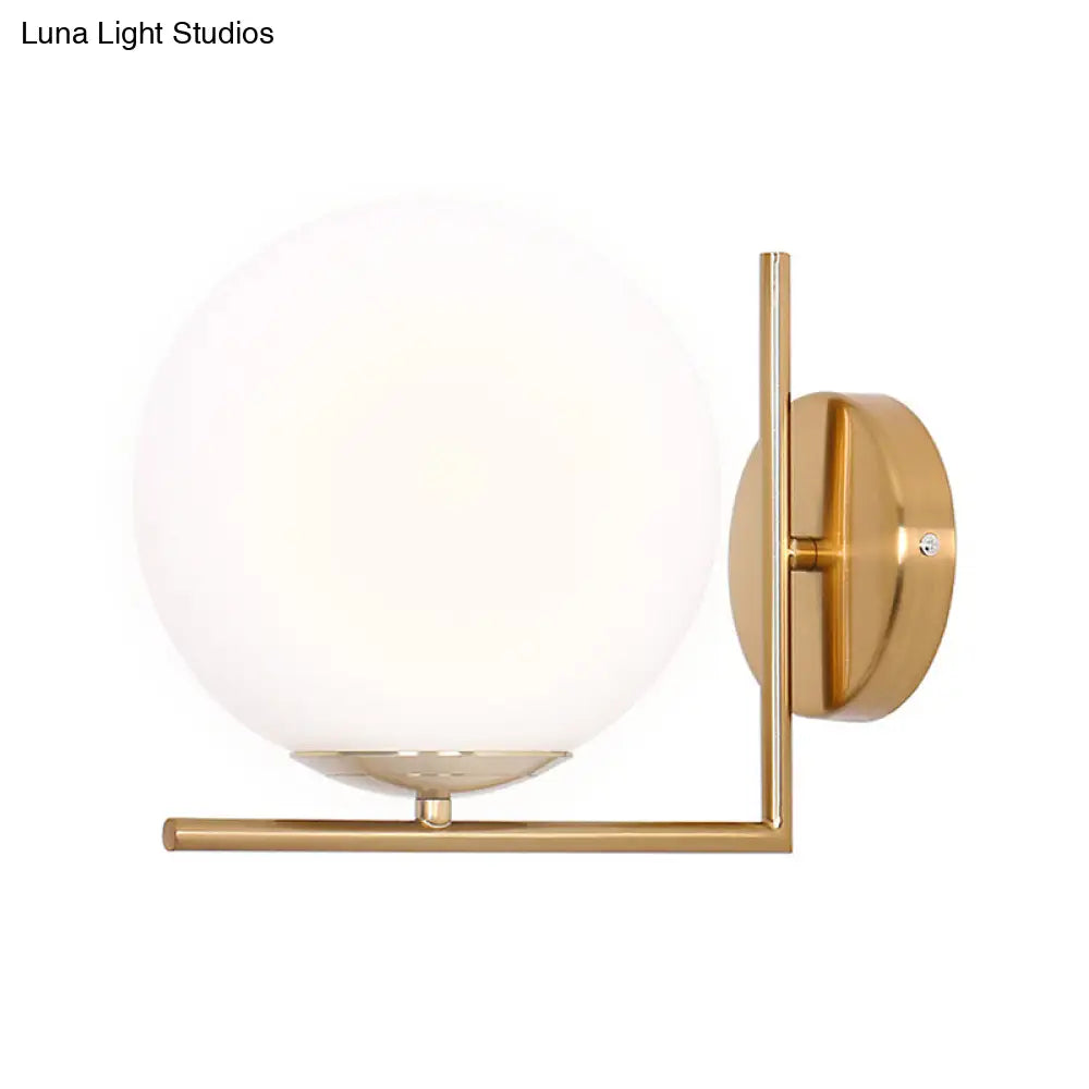 Aplique de pared DecorBites™ con bola de cristal blanco esmerilado y brazo dorado - Lámpara de pared minimalista de 1 cabezal (luz cálida/blanca)