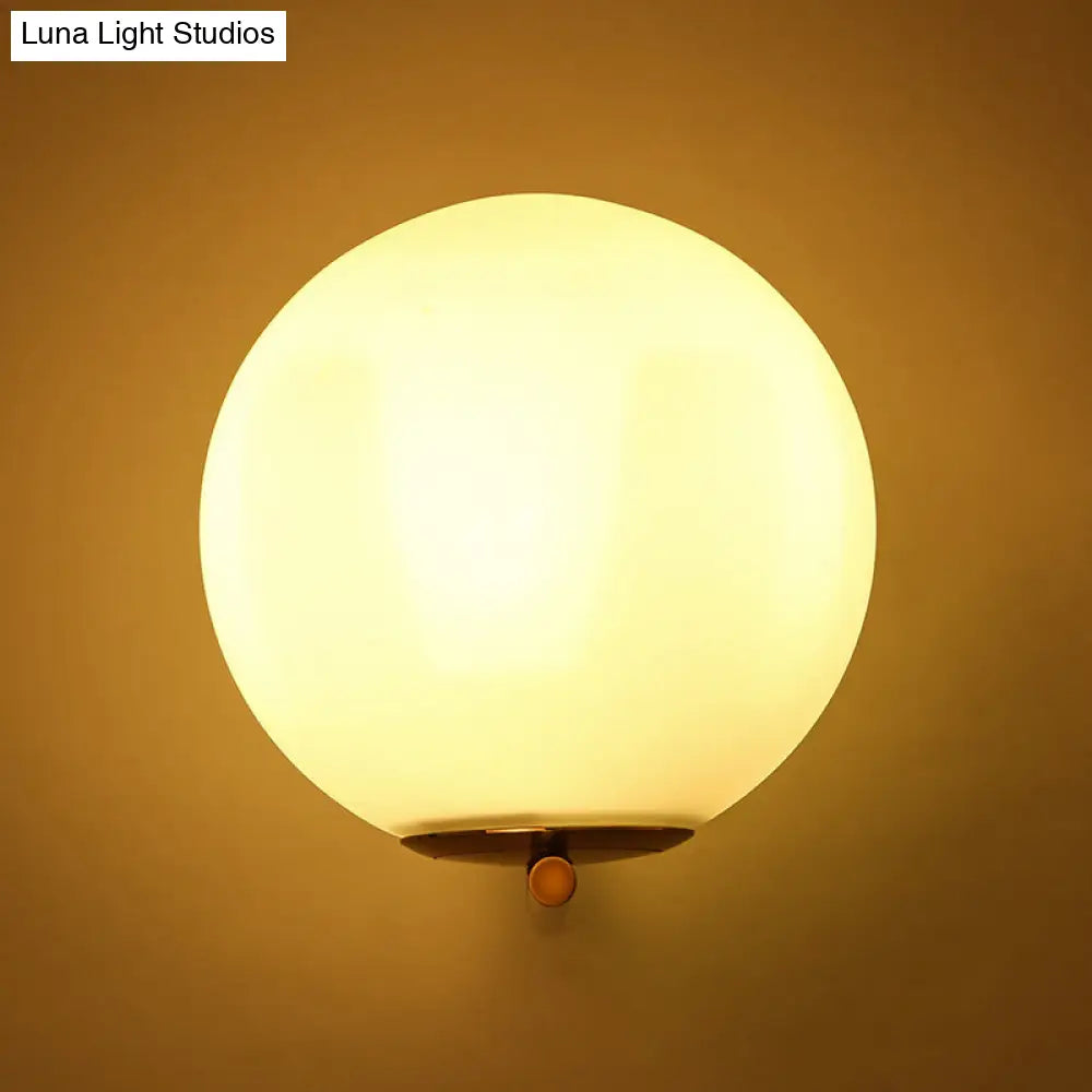 Aplique de pared DecorBites™ con bola de cristal blanco esmerilado y brazo dorado - Lámpara de pared minimalista de 1 cabezal (luz cálida/blanca)