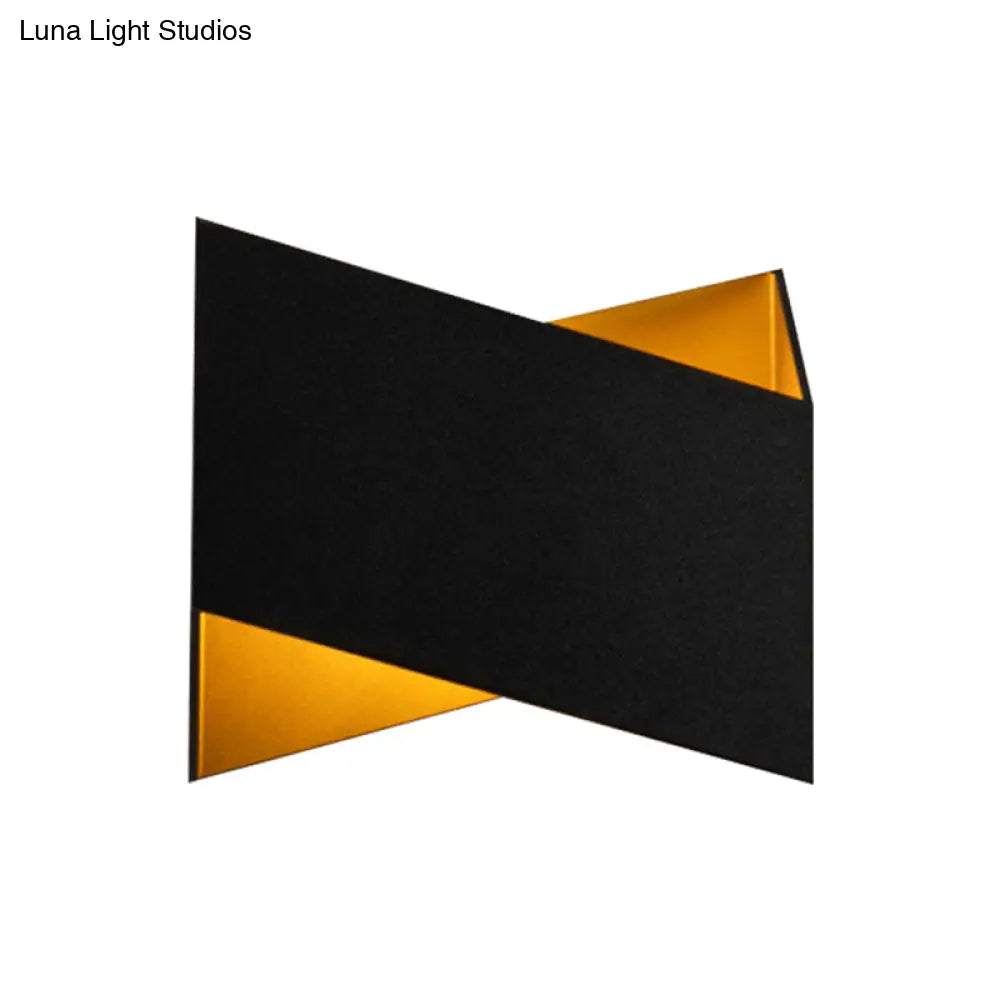 Aplique de pared LED geométrico DecorBites™ en blanco/negro para escaleras modernas